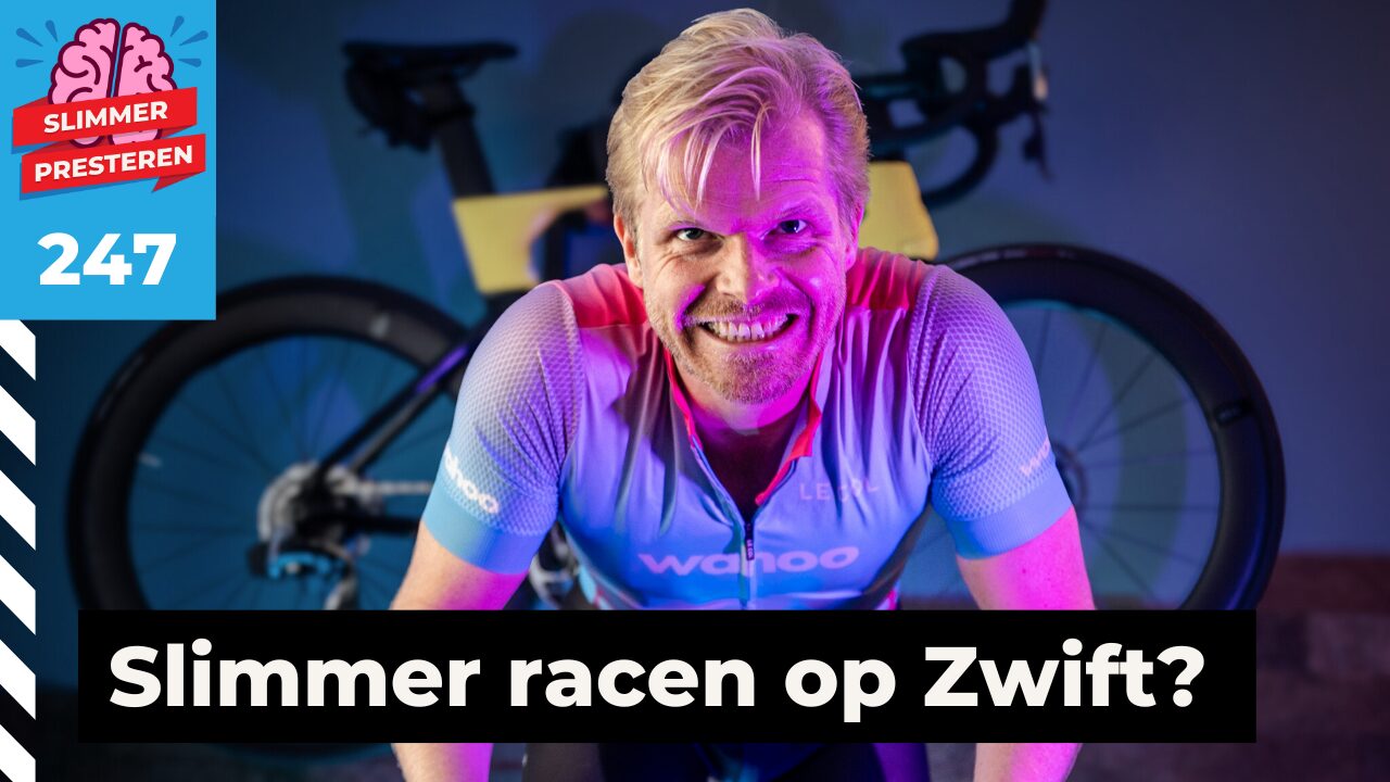Wielrenner Bob Dickhoff op een Zwift-fiets tijdens een virtuele race, met focus op snelheid en competitie.