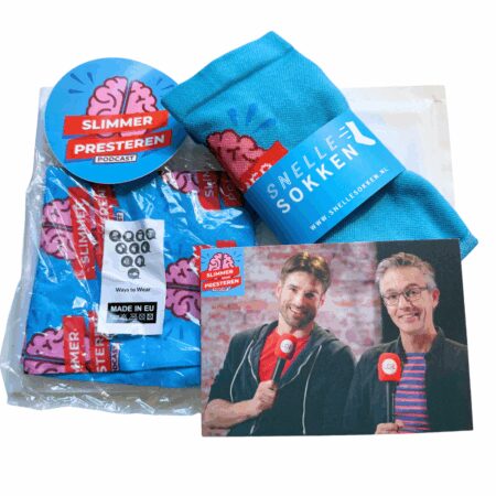 Slimmer Presteren cadeaupakket met Snelle Sokken, buff, sticker en persoonlijk kaartje van Gerrit en Jurgen.