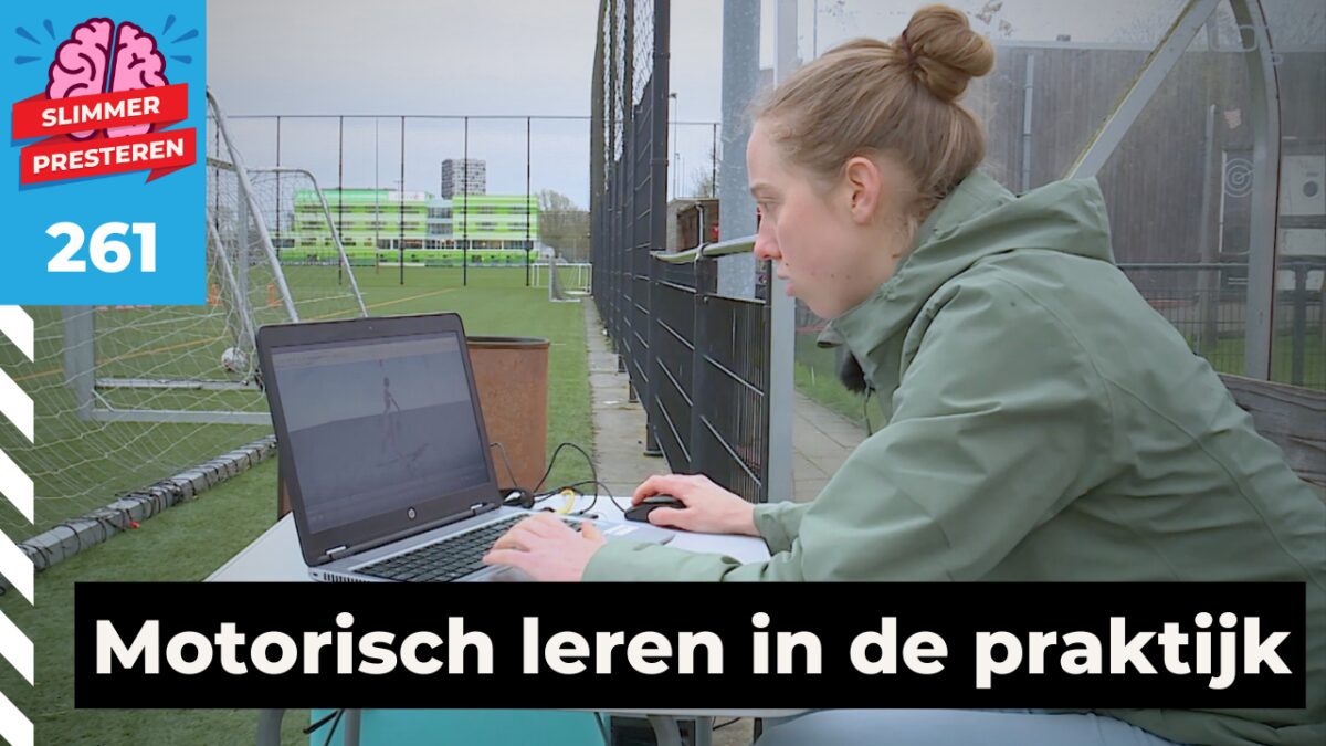 Bewegingswetenschapper Eline Nijmeijer analyseert een biomechanische bewegingsanalyse op haar laptop aan de rand van een voetbalveld.
