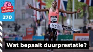 Wat bepaalt duurprestatie: marathonloper Sabastian Sawe passeert met gespreide armen de finishlijn, met linksboven het logo van de Slimmer Presteren Podcast en afleveringsnummer 270.