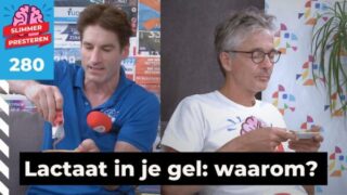 Lactaatgel: Gerrit Heijkoop knijpt een lactaatgel leeg op een bordje terwijl Jurgen van Teeffelen er met een lepeltje van proeft in de podcaststudio.