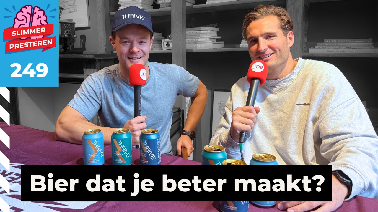 Laurens D’Hoore en Cedric Schatteman met Thrive sportbier tijdens de opname van de Slimmer Presteren Podcast.