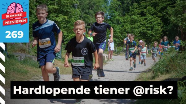 Coverafbeelding voor Slimmer Presteren Podcast aflevering 269, met als titel "Hardlopende tiener @risk?". Op de foto zijn drie jonge jongens te zien die fanatiek deelnemen aan een hardloopwedstrijd op een onverhard pad in het bos. Ze dragen startnummers, sportkleding en kijken geconcentreerd. Op de achtergrond rennen meer kinderen. Linksboven staat het logo van de podcast en het afleveringnummer 269.