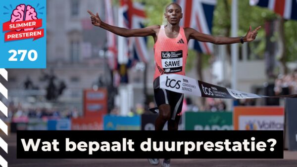 Marathonloper Sebastian Sawe passeert juichend de finishlijn op de hoofdvisual van Slimmer Presteren Podcast aflevering 270 met de balktekst wat bepaalt duurprestatie.